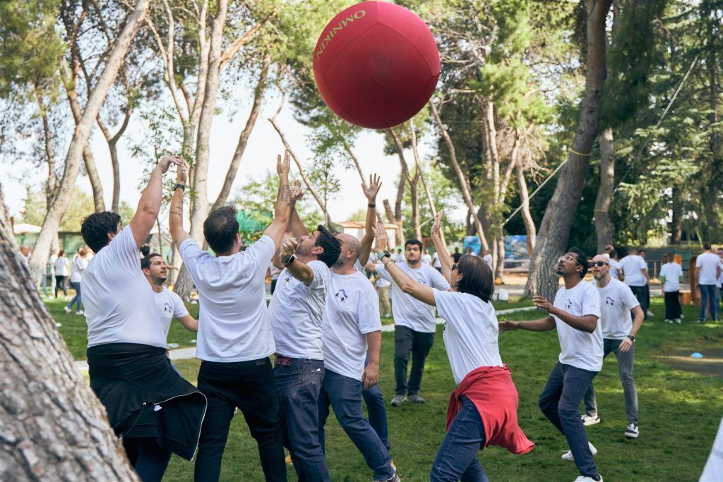 Equipo participando en una actividad de team building de Kopérnico